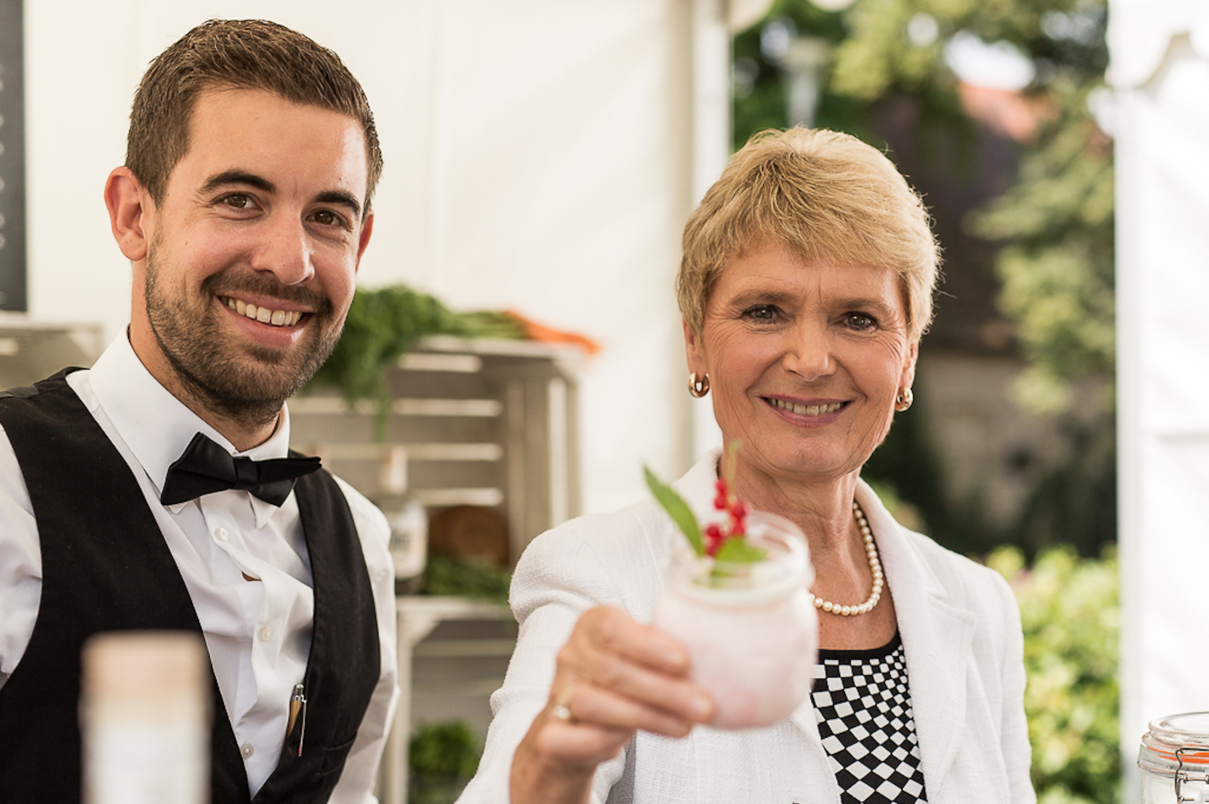 Die_Bio-Region_im_Glas_schhmecken_Staatssekretärin_Gurr-Hirsch_an_der_mobilen_Bio-Bar_Öko-Aktionstag_BaWü_2016_FotovonMBW Kopie